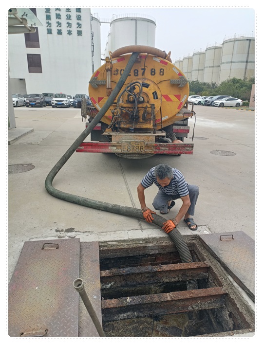 后湖管理区隔油池清掏