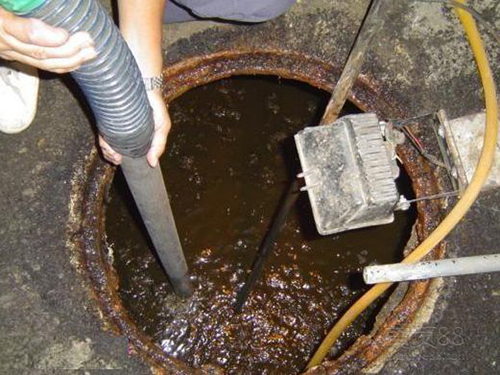 后湖管理区隔油池清理