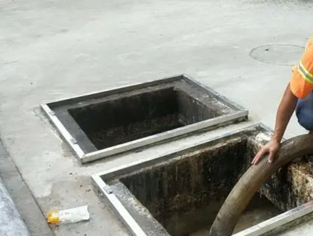 后湖管理区化粪池清理