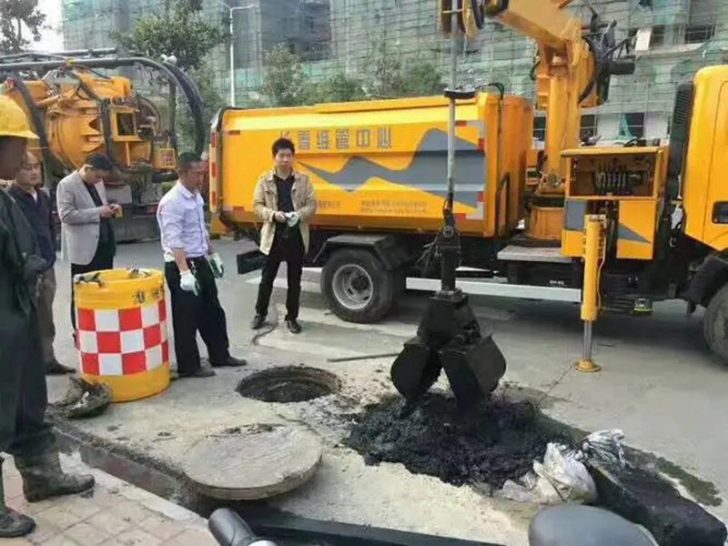 后湖管理区街道：网格员化身“清道夫”，为民解忧疏通“堵心”化粪池