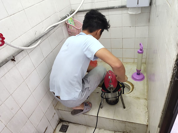 后湖管理区管道堵塞冒臭气 专业师傅现场解决问题