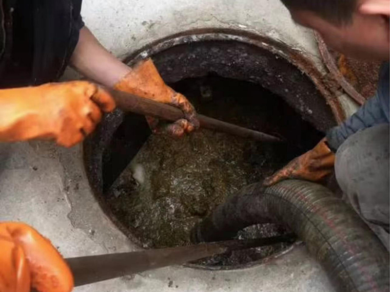 后湖管理区清理化粪池时如何避免沼气的危害?